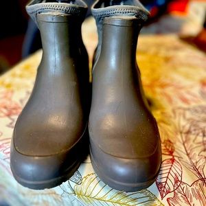 Uggs short rain boots